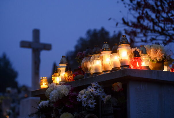 Halottak napja – A katolikusok az összes szentről és minden elhunytról megemlékeznek