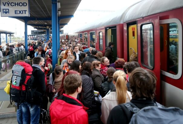 Ingyenes vonatozás? A populizmusért késéssel és öreg vagonokkal fizetünk