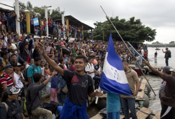 Közeleg a migránskaraván az USA határához, kényes egyezség született Mexikóval