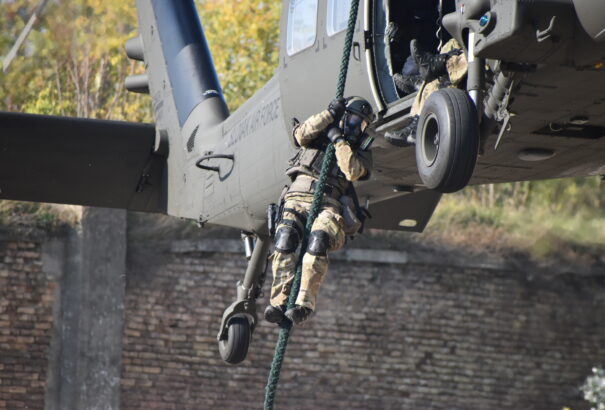 Megszállták a komáromi várat a terrorelhárítók – Helyszíni képek