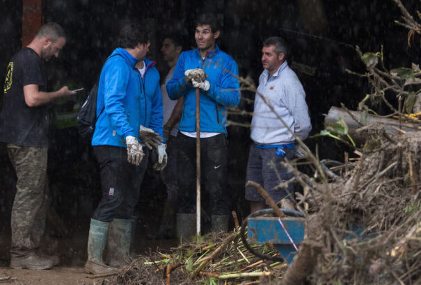 Nadal gumicsizmában segít az áradás utáni takarításban Mallorcán