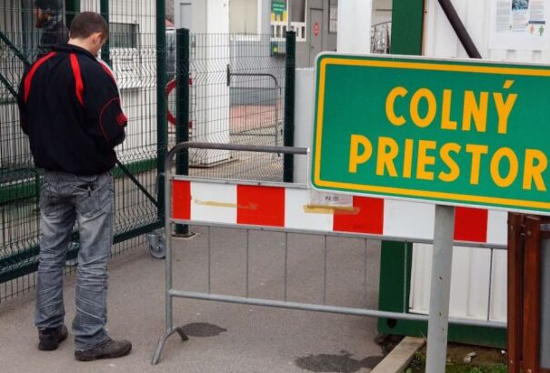 Szlovákia ellenőrizni fog minden ázsiai ruhát szállító kamiont és konténert