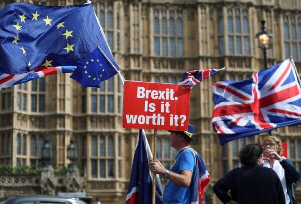 Theresa May főleg a Brexitnek köszönheti, hogy még a kormányfői székben ülhet