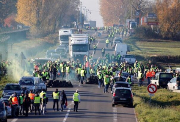 „Anti-Macron” tüntetések Franciaországban: Egy pánikba esett sofőr halálra gázolt egy tüntető nőt