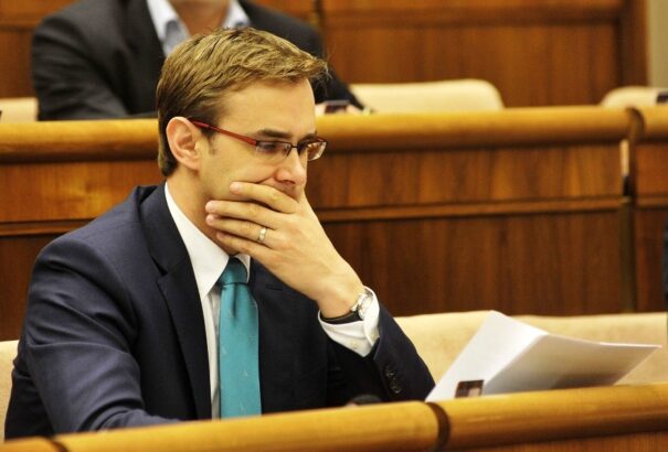 A kormánykoalíció elveszítheti szűk többségét a parlamentben