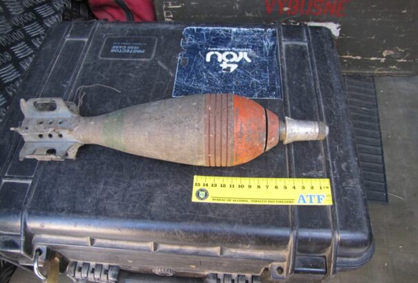 Világháborús bombát „rejtegetett” egy néni a házában