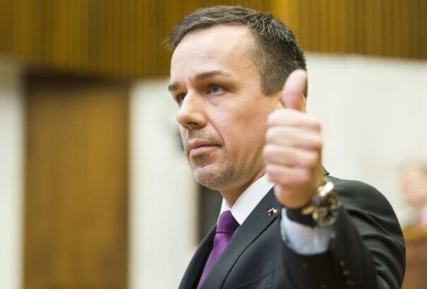 Erik Tomáš: A kormánynak nem kellene olyan dolog miatt buknia, mint egy rigorózusi munka