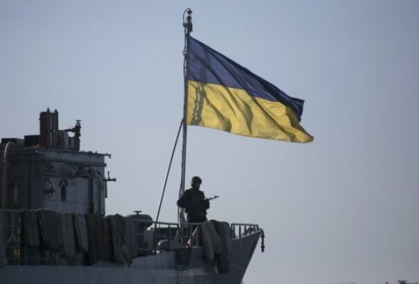 Kijev szerint az oroszok tüzet nyitottak az ukrán hadihajókra a Kercsi-szorosnál