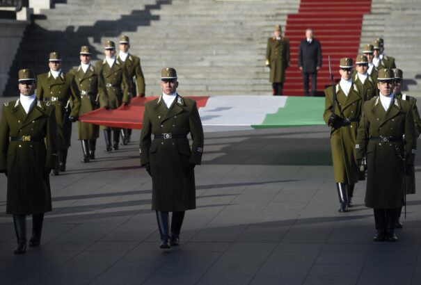 November 4. – Felvonták, majd félárbócra engedték a nemzeti lobogót az Országház előtt