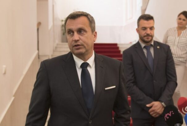 A koalíció megmentette Dankot, nem szavazták meg a rendkívüli ülés programját