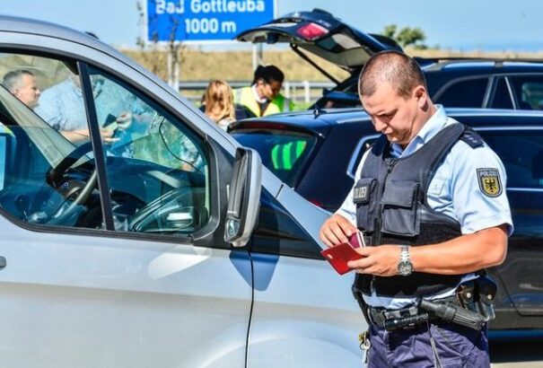 Lengyelország újra bevezeti a határellenőrzéseket a schengeni belső határszakaszokon