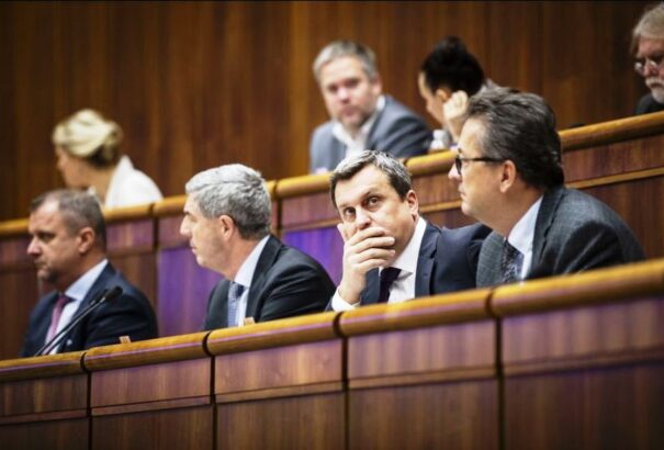 Danko házelnök marad – Nem sikerült leváltani a  szlovák parlament plagizáló elnökét