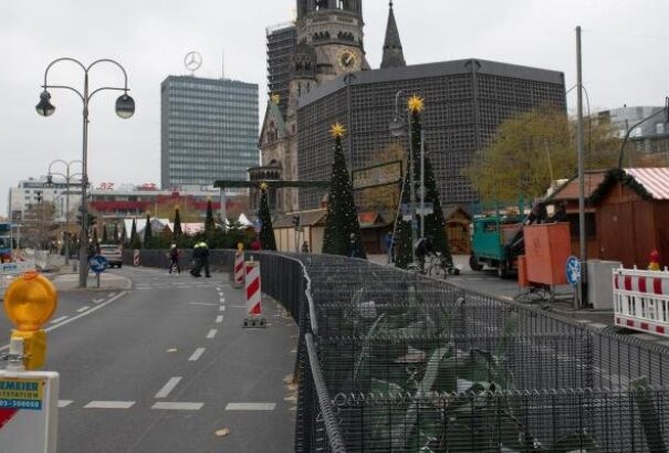 Igazi erődítménnyel védik a berlini karácsonyi vásárt