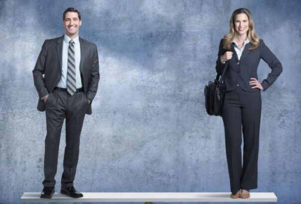 A nők 3100 euróval keresnek kevesebbet évente, mint a férfiak