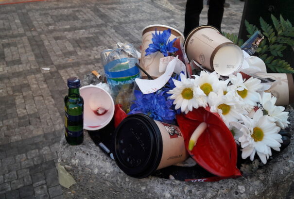 Kukába került Zeman és Babiš ünnepi csokra