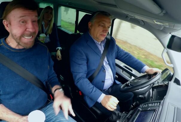 „Úgy érzem, már régóta ismerlek” – mondta Orbán Viktornak Chuck Norris (videó)
