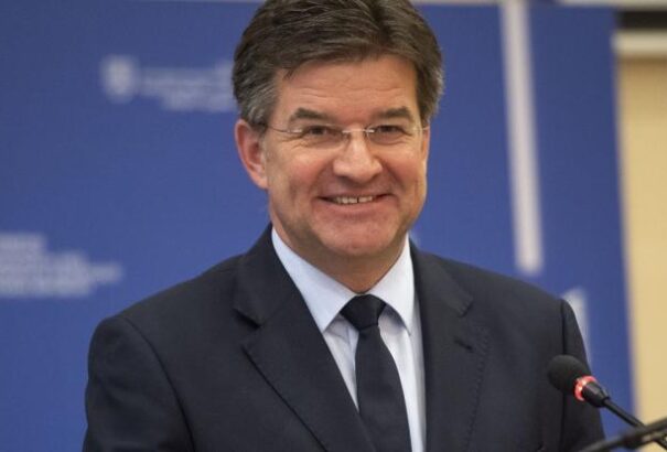 Lajčák saját javaslattal rukkol elő, hogy lenyomja a parlament torkán a migrációs paktumot