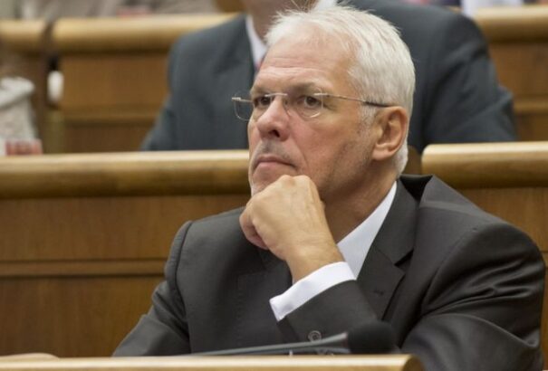 Az SNS törvénnyel akarná ellenőrizni az internetes sajtót