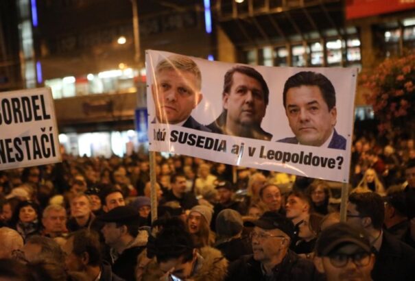 Ismét ezrek vonultak utcára a Tisztességes Szlovákiáért. „Uraim, legyenek nyugodtak, mi nem megyünk sehova“– üzenték a szervezők