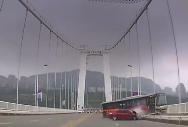 Tragikus buszbaleset Kínában: A sofőr és egy utas vitája miatt lezuhant a hídról egy busz