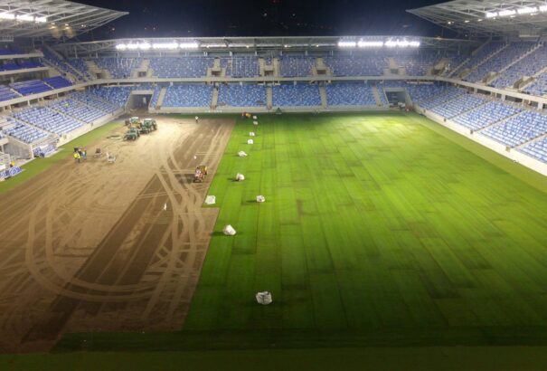 Hollandiából hozták a szlovák nemzeti stadion pályájának füvét – képek