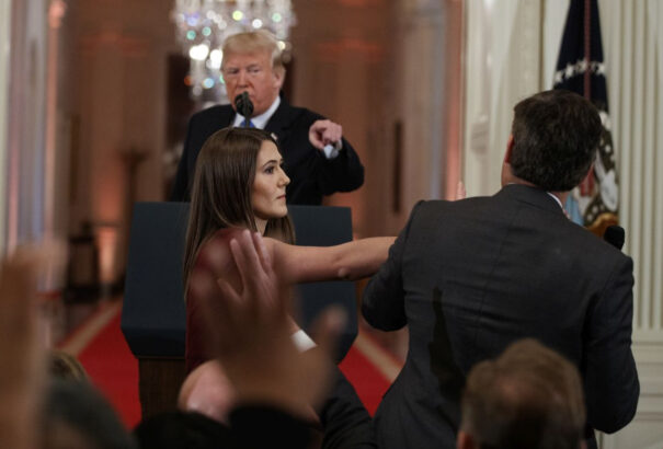 Kitiltották a CNN prominens riporterét a Fehér Házból