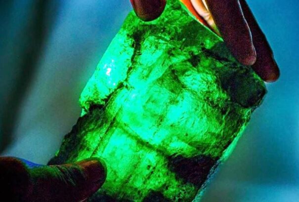 Hatalmas, emberi kéz méretű smaragdot találtak Zambiában