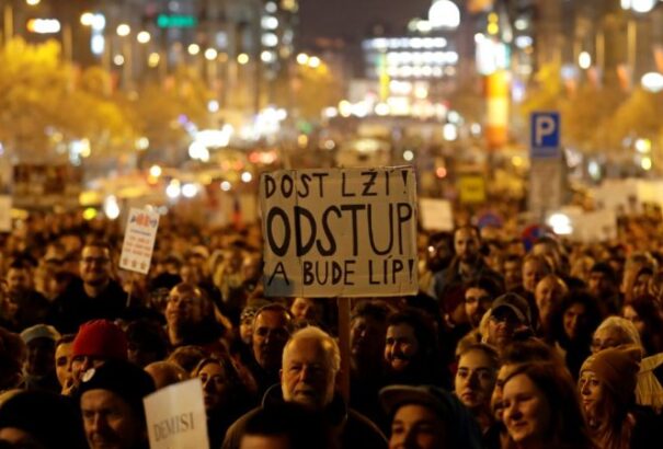 Tömegek tüntetettek Prágában – Andrej Babiš lemondását követelték