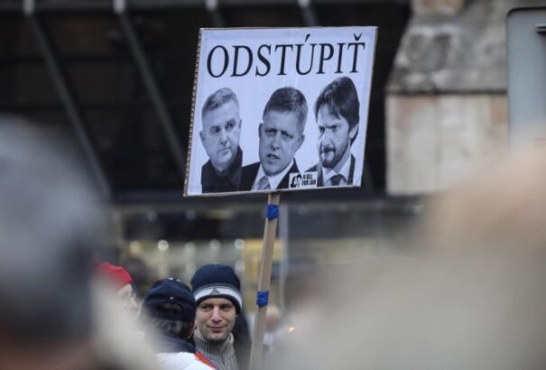 A NAKA kihallgatta a Za Slušné Slovensko tüntetéseinek szervezőit