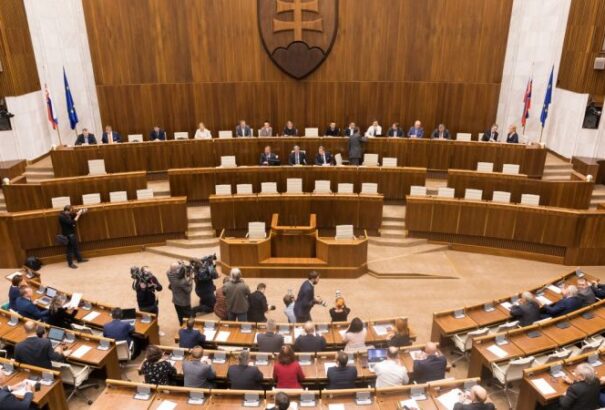 A parlament elfogadta a 2019-es költségvetést: A kormánykoalíciónak a „lakosság jóléte az elsődleges”