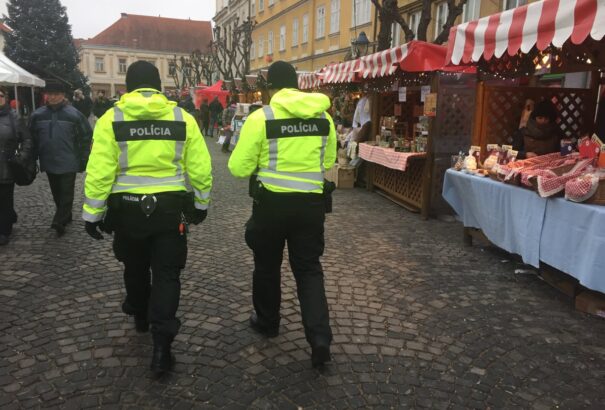 Az ünnepek alatt az utcákon és az utakon is több rendőr lesz