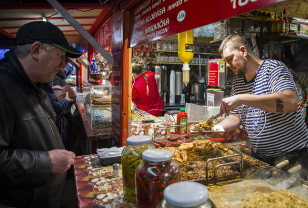 A higiénikusok a pozsonyi karácsonyi vásárt ellenőrizték: lejárt szavatosságú nyersanyagokat találtak