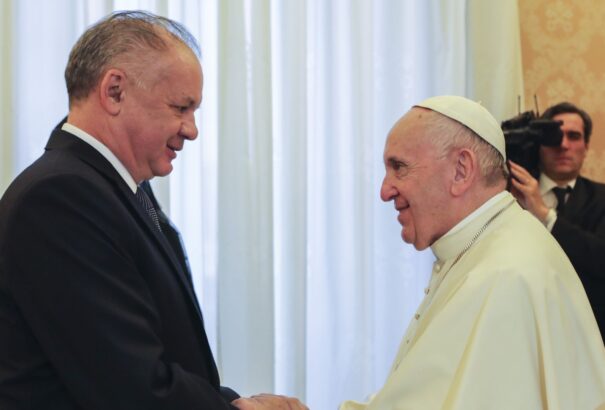 Ferenc pápa ajándékot küldött Kiskával Róbert Bezáknak – Videó