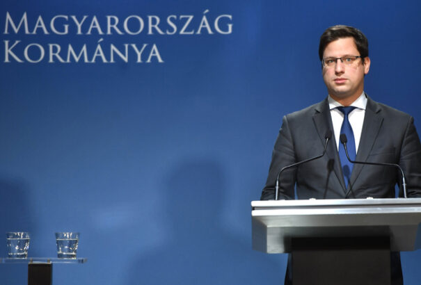 Balesetezett a Gulyás Gergely minisztert szállító autó Budapesten