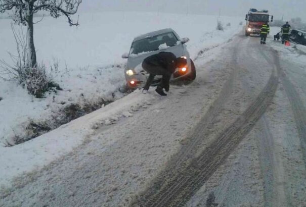 Csúszós utakra figyelmeztetnek a meteorológusok