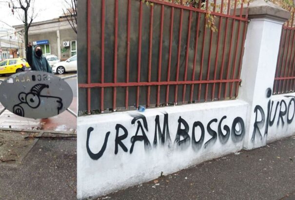 Magyarellenes feliratot firkáltak a bukaresti magyar iskola kerítésére