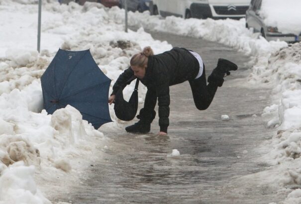 Csak óvatosan! Útjegesedésre figyelmeztetnek a meteorológusok