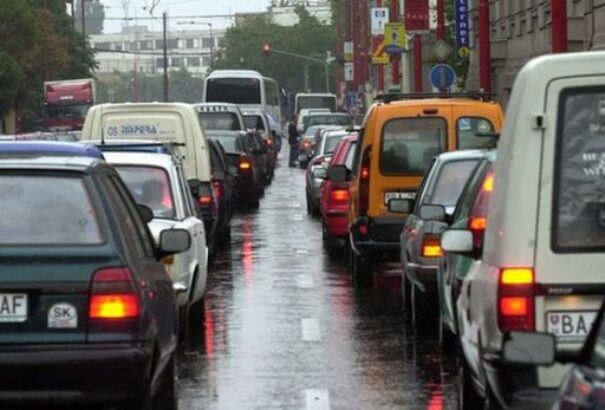 Százezrek hagyják el Pozsonyt az ünnepek idejére, péntektől pokoli lesz a forgalom