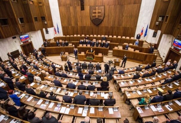 65 napot töltöttek a parlament üléstermében a szlovák képviselők 2018-ban