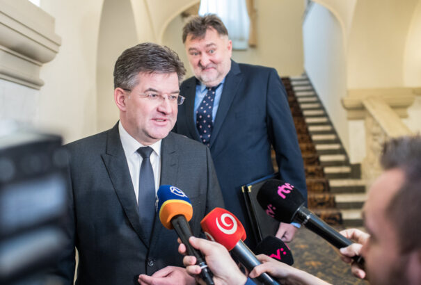 Lajčák egy szó nélkül távozott az elnöki palotából