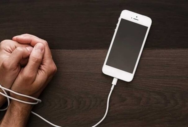 Egy amerikai cég 10 ezer dollárt ajánlott annak, aki egy évig kibírja okostelefon és táblagép nélkül