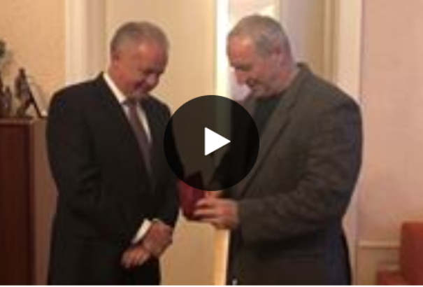 Videó: Róbert Bezák átvette Kiskától Ferenc pápa ajándékát