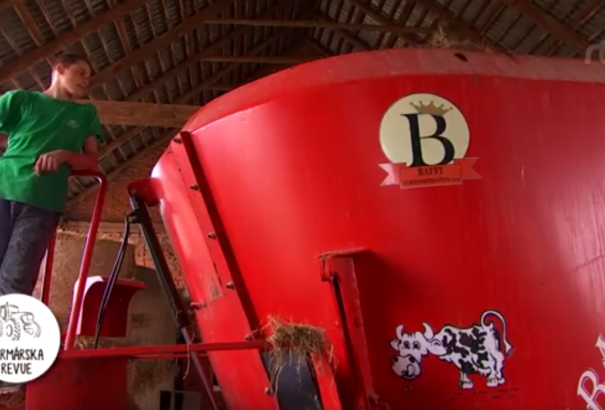 Egy családi farm, ahol a gyerekek állatokat etetnek, trágyát hordanak és mezőgazdasági gépekkel járnak