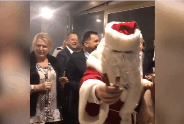 Mikulás Fico alkoholt és szivart osztogatott a képviselőknek (videó)