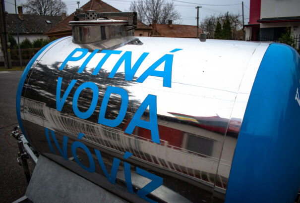 Kedden feloldhatják a fertőzött csapvíz miatti korlátozó intézkedéseket Csicsón és Füssön