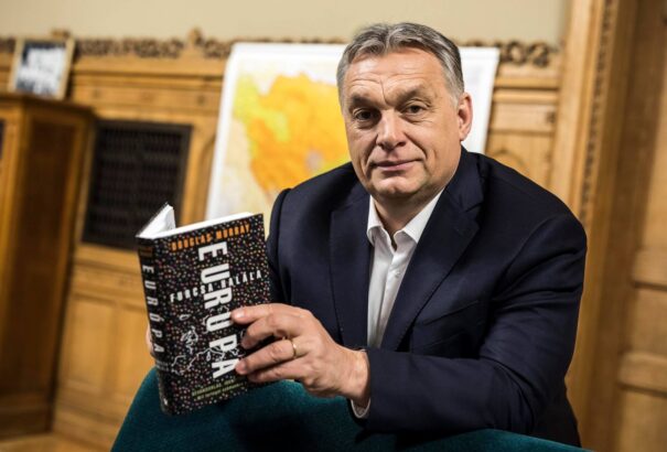Orbán Viktor: plüssmacikkal és virágokkal nem lehet határt védeni