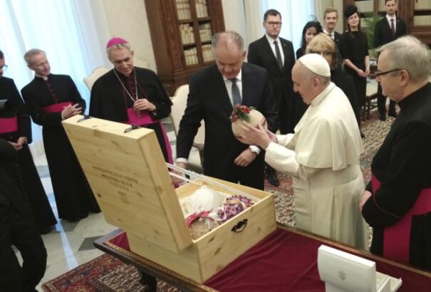 Andrej Kiska a pápánál járt – négy karácsonyi gömböt ajándékozott neki