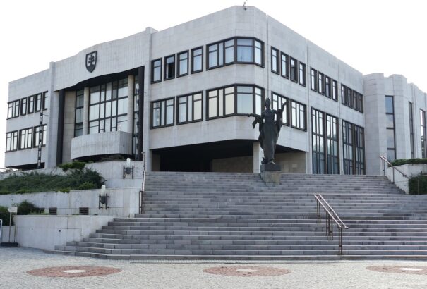 A képviselők megtörték az elnöki vétót: Újra elfogadták a szupermarketadót