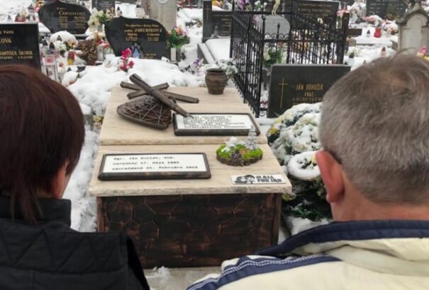 Leleplezték Ján Kuciak művészi síremlékét