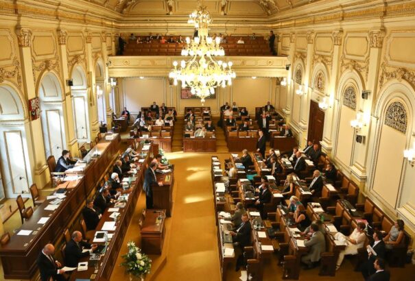 Szemben Szlovákiával a cseh politikusok fizetése jövőre csak kilenc százalékkal emelkedik